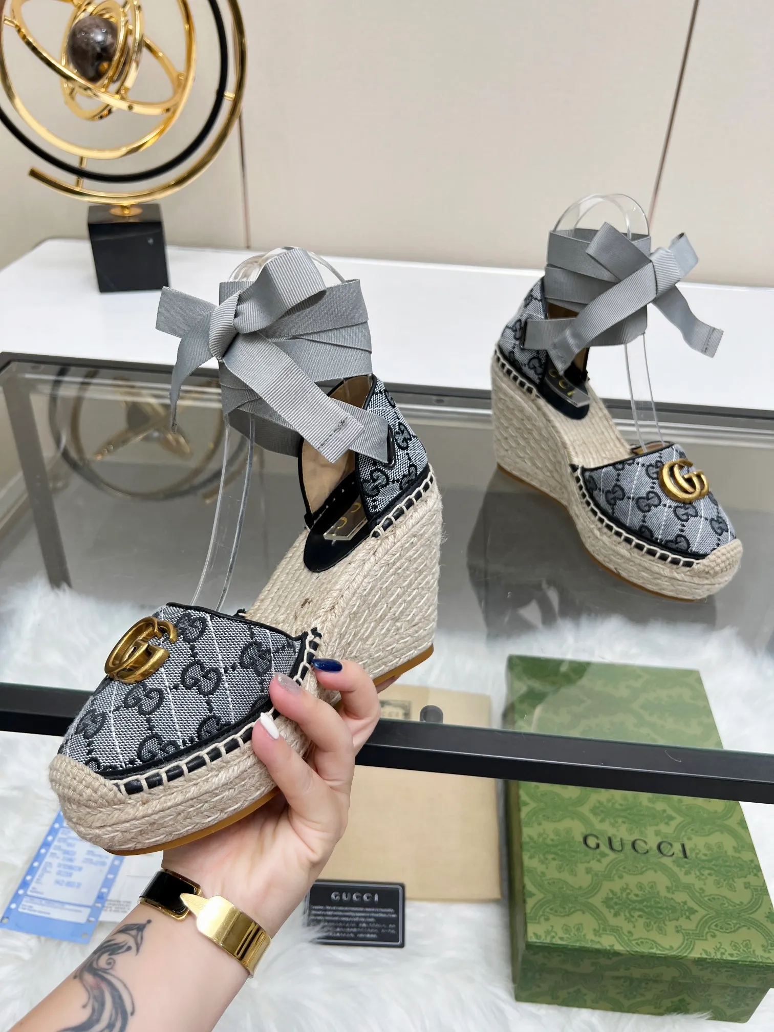 👟👟Ex-factory price 440👟👟 GUCCI wedge fisherman sandals, thick-soled straw, high-end quality, fabric: double G fabric, electric embroidery, lining: mixed sheepskin lining, yardage: 35～42, color: black and gray. Dear new and old customers, the picture has been updated, please transfer the image to change. The upgraded version of the wedge heel currently has more than 40 colors. Transfer the image and sell it.